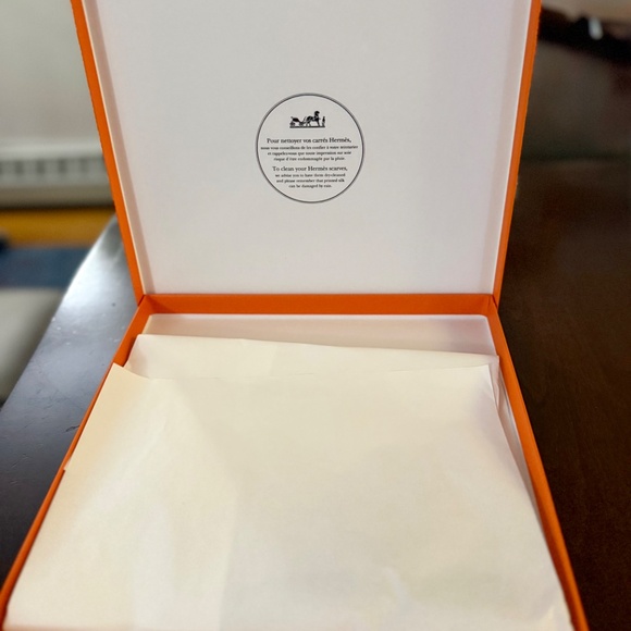 Empty Hermes Orange scarf box with ribbon and tissue - Picture 2 of 5